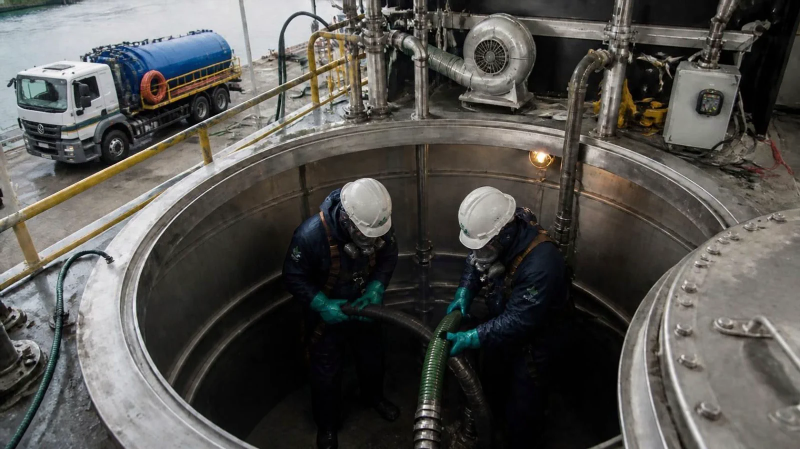 Sucção e limpeza interna de tanque de navio